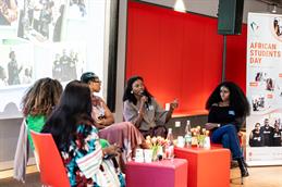 Mehrere Teilnehmerinnen des „African Students Day 2026“ diskutieren auf einem Podium; eine Sprecherin hält ein Mikrofon und spricht.